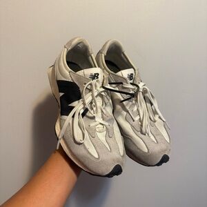 New Balance 327 Gray‎ and Black Athletic Shoes Boy’s size US 4